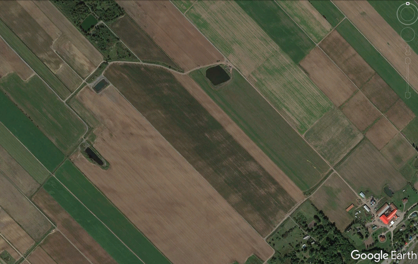 Photographie aérienne de terres agricoles.